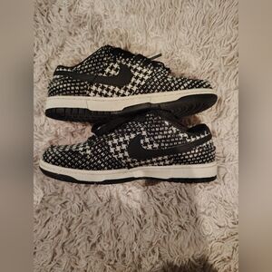 Nike Women's Black and White Woven Sneakers